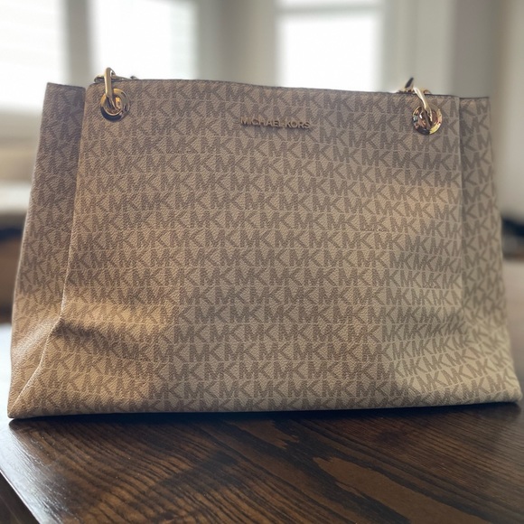 Michael Kors medium logo tote. Never been used. Vanilla with soft pink straps. - Picture 3 of 4